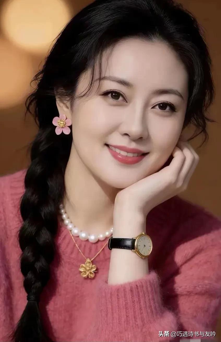 天然绝色，一眼舒心
 
这幅画面着实养眼，画面中的女子天生拥有好皮囊，无需浓妆艳