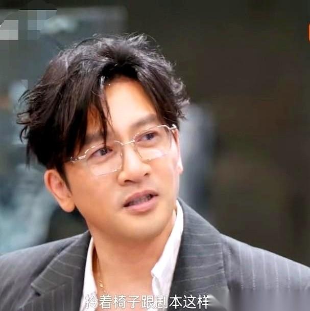“你后悔当演员吗？”
镜头推向苏有朋，全场安静，都在等一个肯定的答案。
他却身体