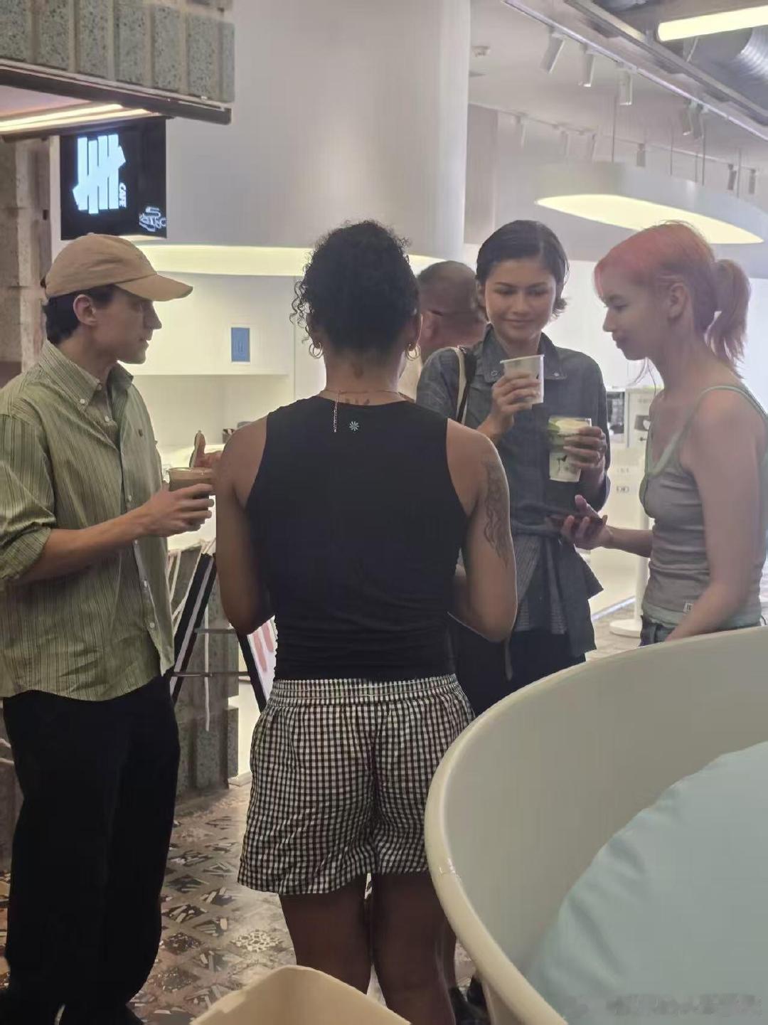 荷兰弟赞达亚现身上海在上海奶茶店撞见荷兰弟和赞达亚，俩人边喝奶茶边闲聊好松弛。上