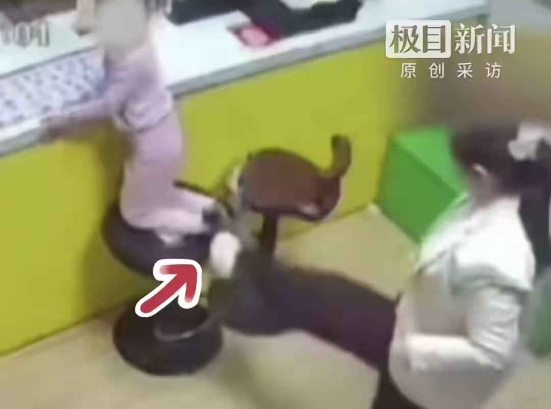 3月29日晚上七点多，河南一家汉堡店，一个4岁的小女孩在吧台前的圆凳上等着点餐，