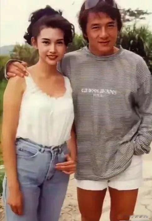功夫巨星成龙年轻时候和美女演员的合照，虽然略显模糊，但是这才是真正的天然美女。不