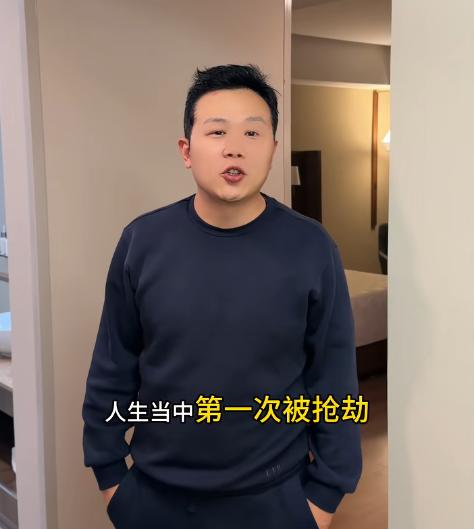 这届世界杯还踢球？
可以说没有故事，
全是事故。
揭幕赛开始前，
中国球迷刚到墨