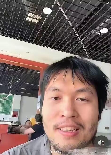 新疆吐鲁番，有位日本游客走进一家餐馆打算用餐。
店老板得知他的日本身份后，没给他