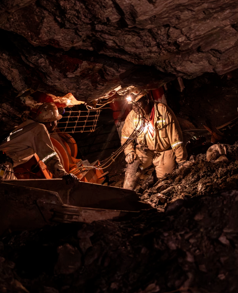 #全球淘金热复苏# 【国际金价屡创新高，全球再掀“淘金热”：非法矿区起死回生，数