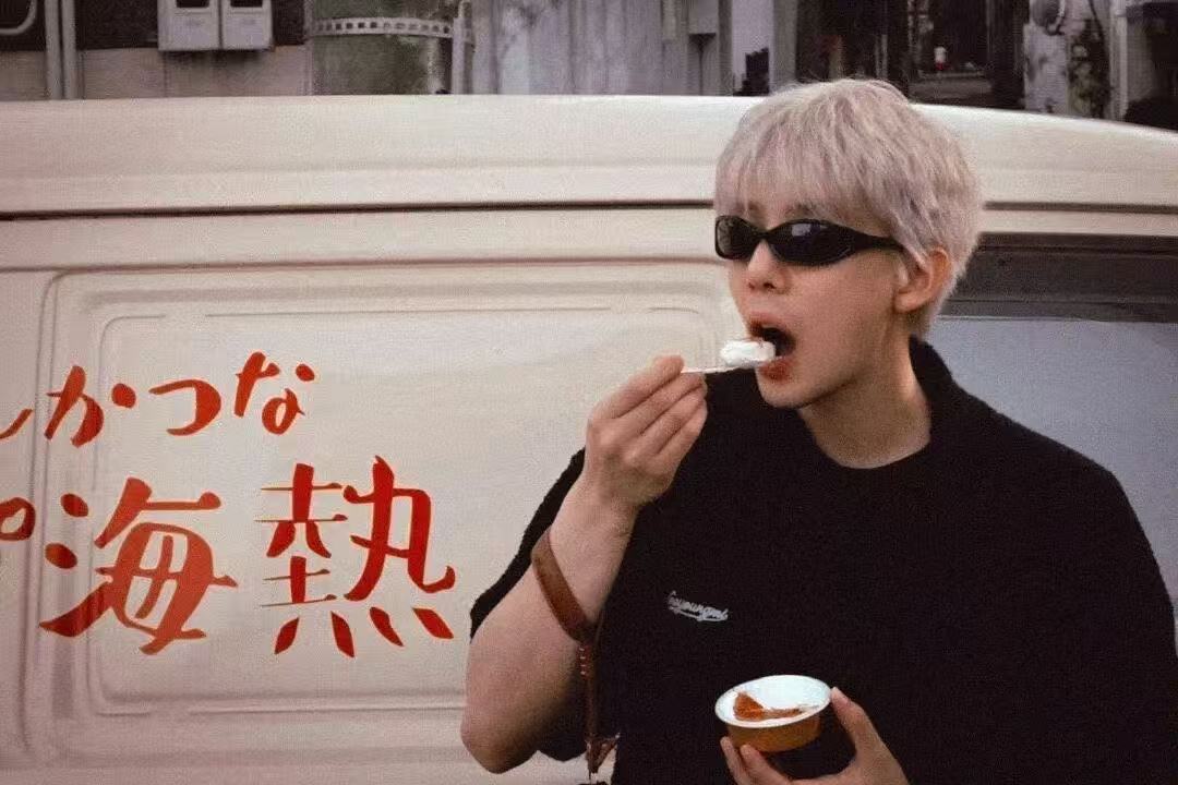 武艺偷用王安宇沐浴露 一边夸香味，一边坦白偷偷使用，武艺这坦荡的样子，综艺感真的