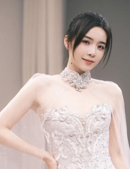 余霜更博晒照：全明星礼服备选好看[送花花] 