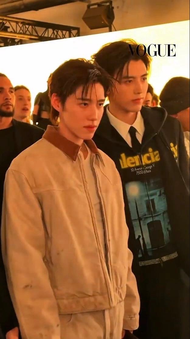 陈飞宇pp秀场同框左边贵公子，右边少年感，中间是我疯狂截图的手。这同框的含金量谁