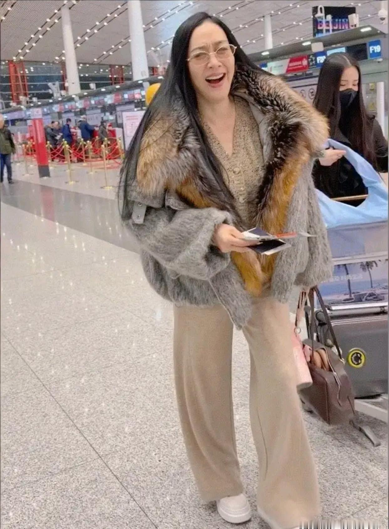 50岁像35岁，这女人到底怎么做到的？
机场偶遇老张妻子。
一袭貂皮大衣，身姿挺