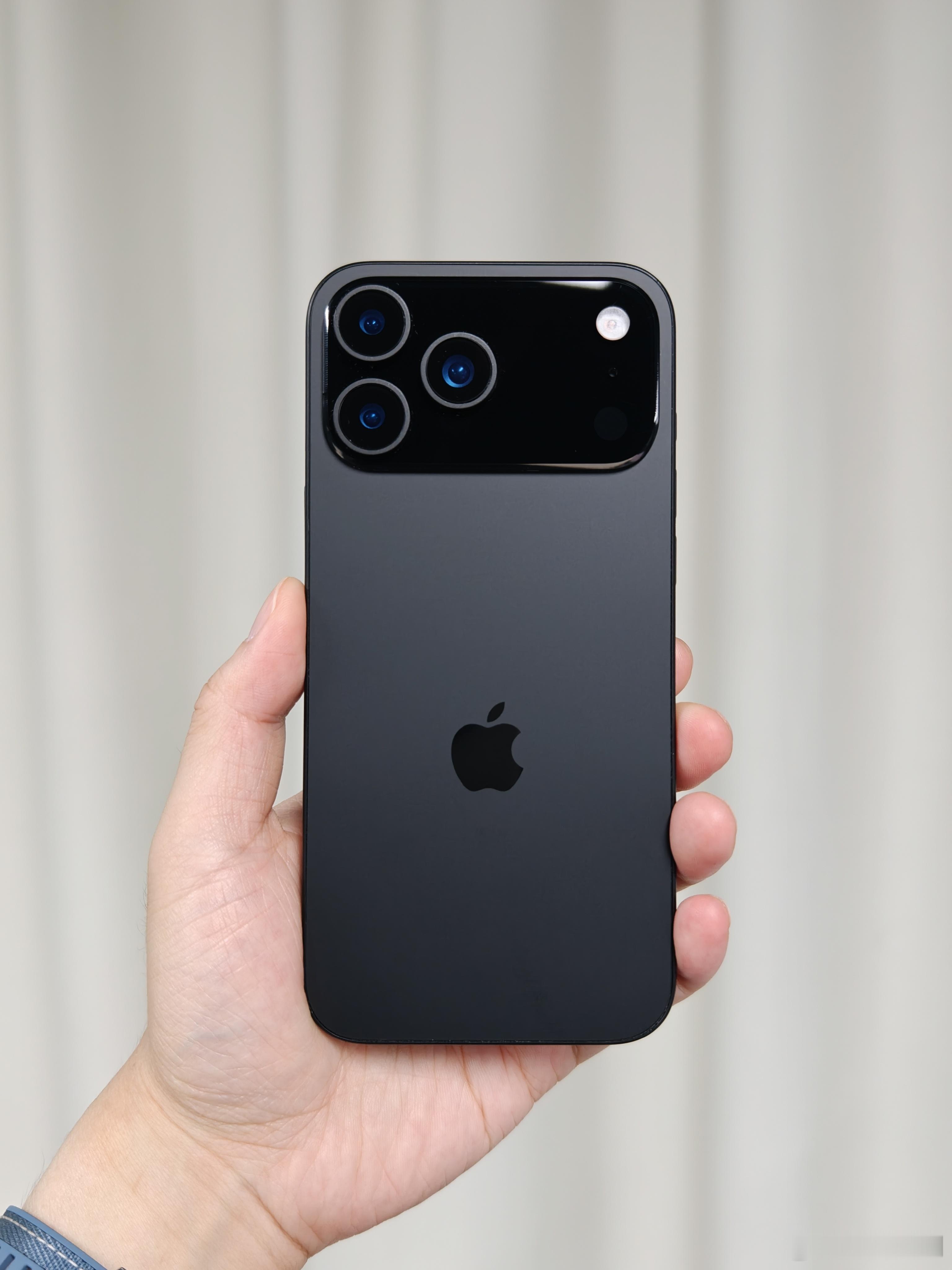iPhone17 Pro Max 黑色机模上手，今年这个外观设计，大家觉得10分