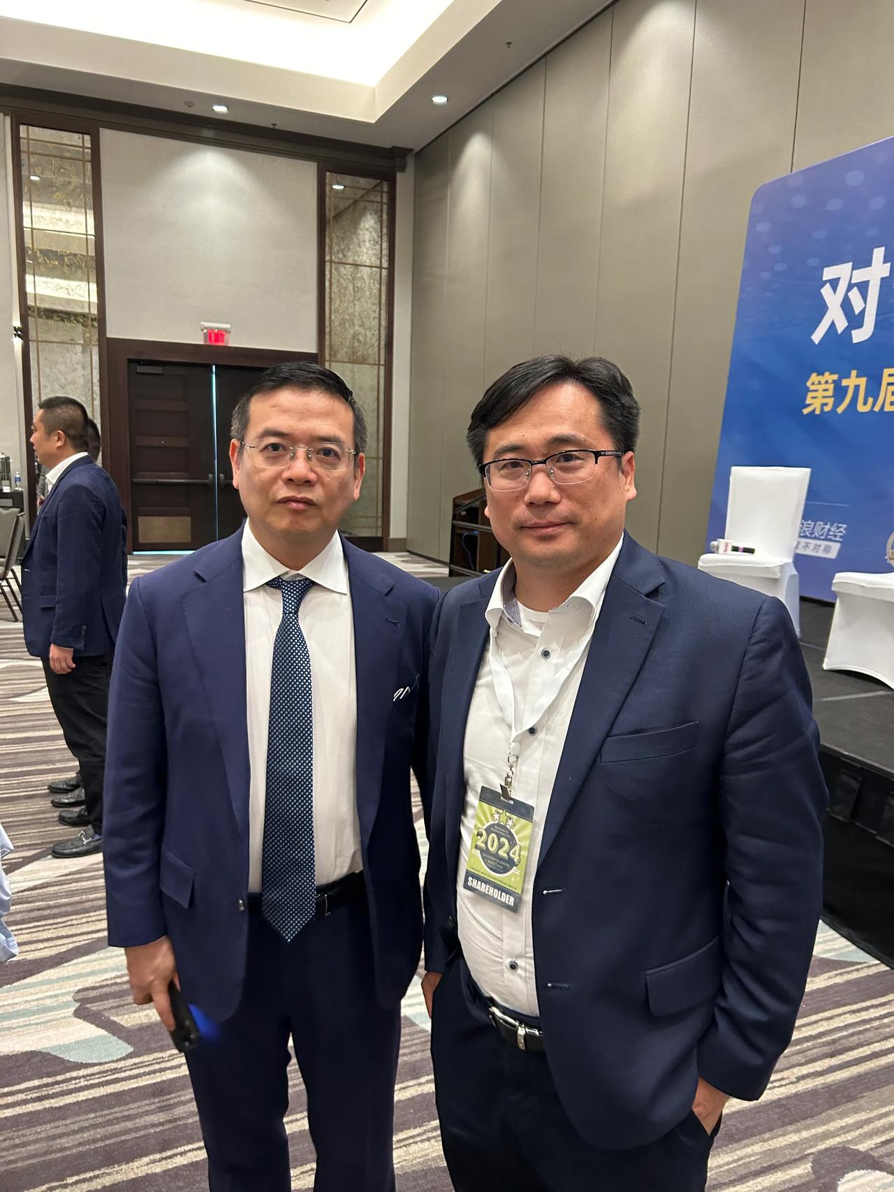 今天第六次参加中美投资人酒会，遇见@但斌 先生，上台分享巴菲特股东大会感受，还有