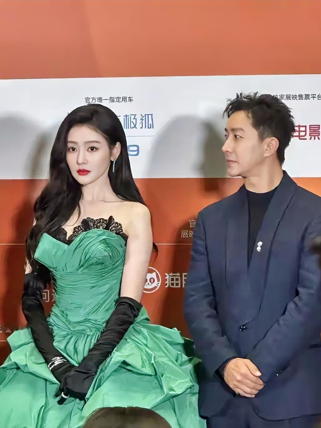 张天爱真的适合绿色，衬得皮肤都白皙透亮！旁边的男士眼睛都不舍得离开！