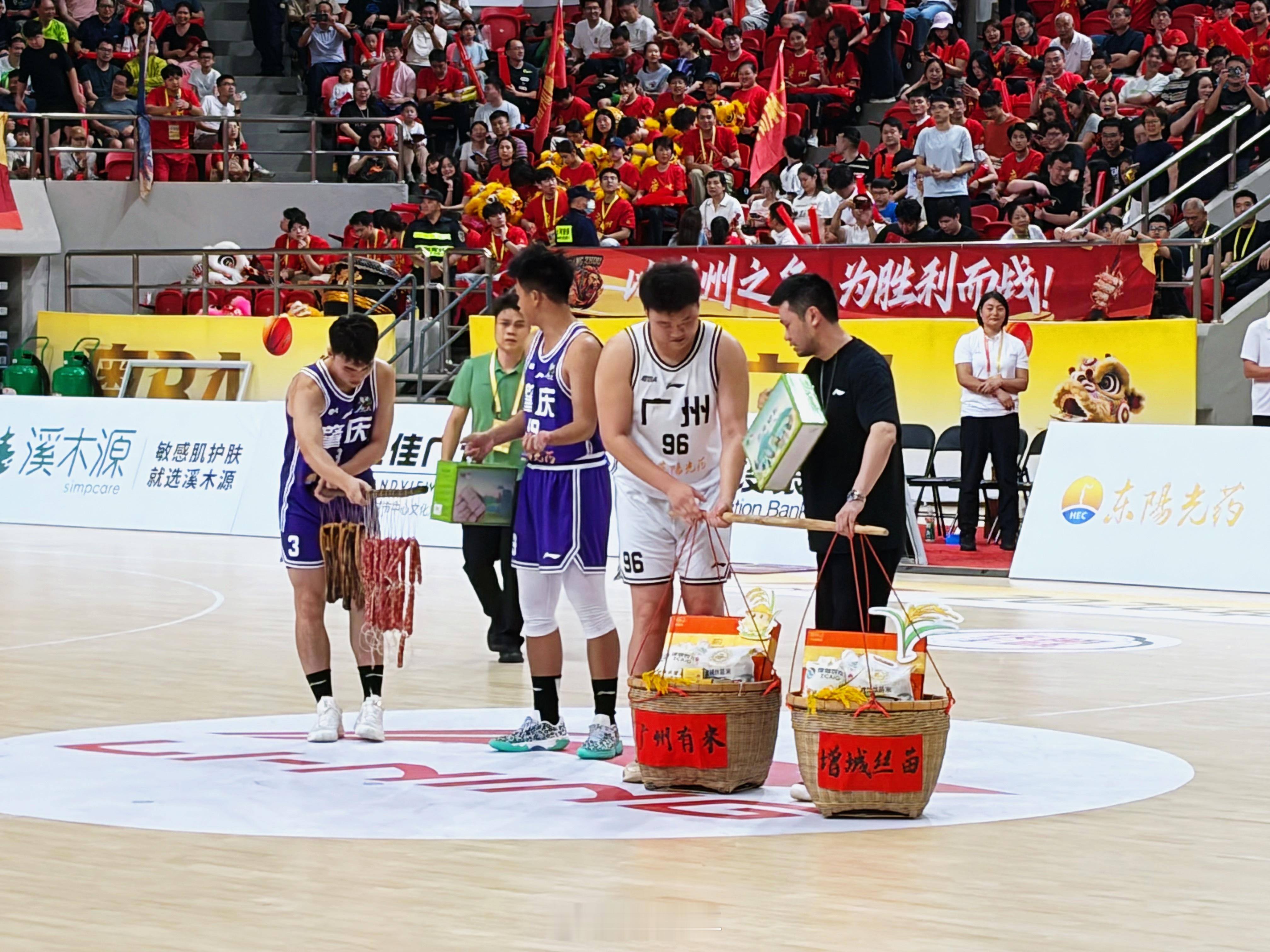 今天给肇庆亲戚送的是增城丝苗米和腊肠。粤ba广东省城市篮球联赛 广州·天河体育馆