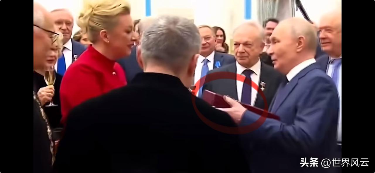 扎哈罗娃50岁生日，普京当场送首饰盒！扎哈罗娃一下没反应过来……

这一幕被镜头