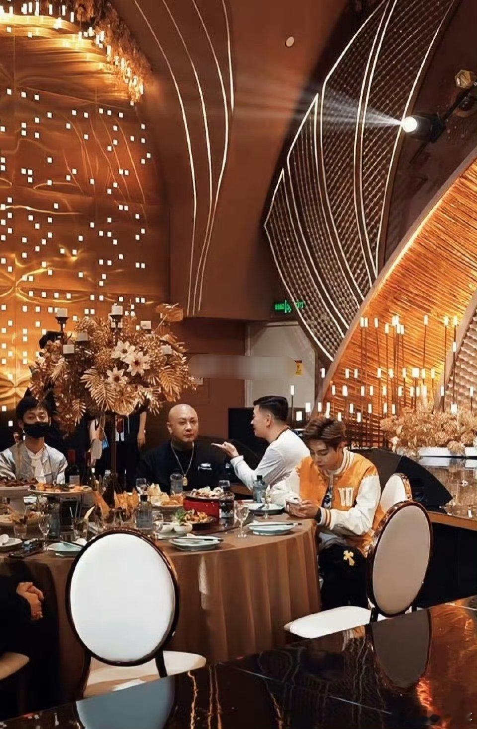 祁天道参加活动都得戴个口罩，去凑数去了？[苦涩] ​​​
