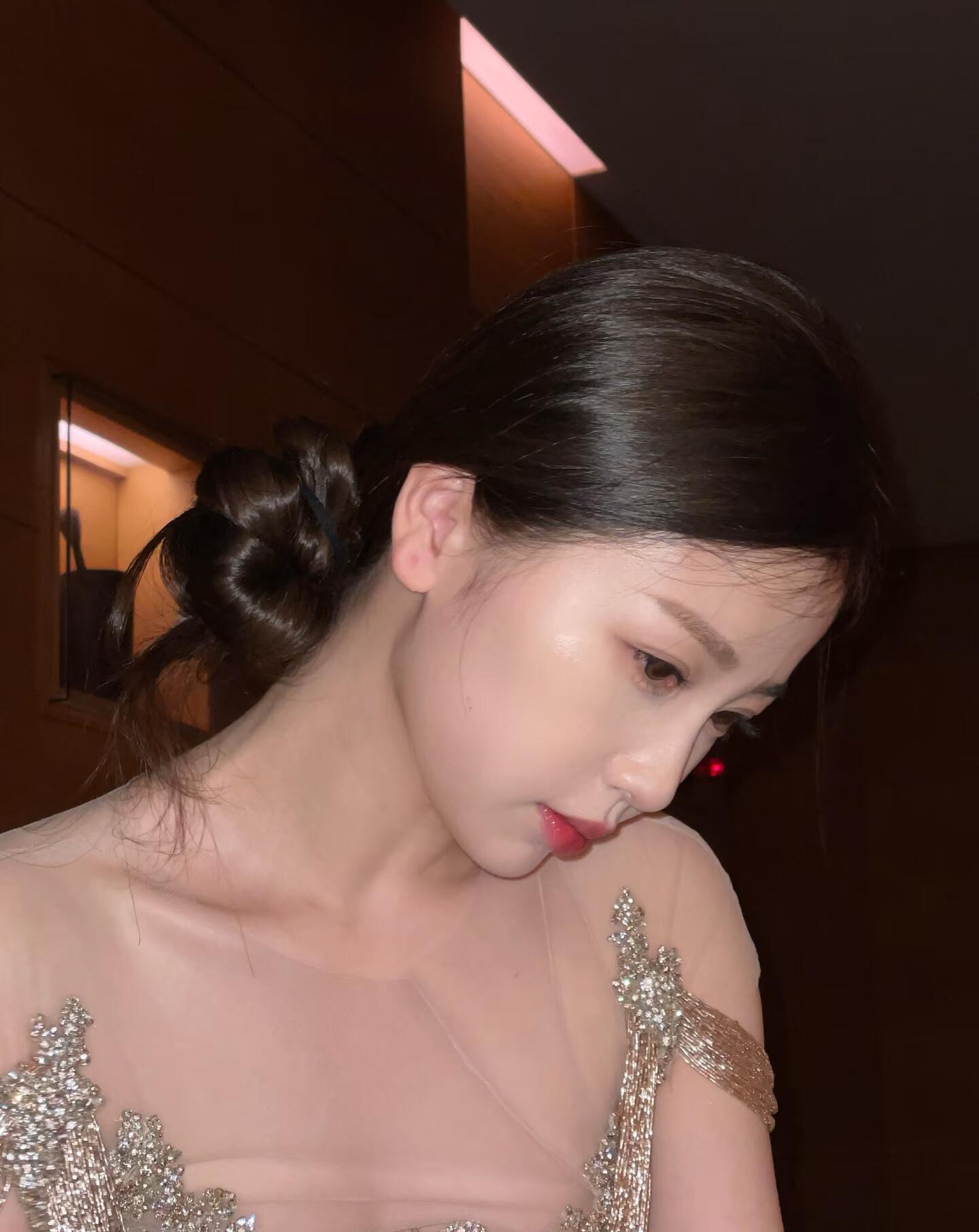 她说“就算不规则也很漂亮”美是不被定义的！无论是塌鼻梁也好高鼻梁也罢 我就是我最