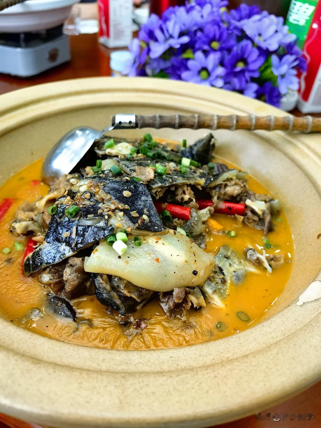 五一劳动节，参加大舅哥的家宴，为他庆祝生日。
桌上的菜几乎全是大碗，特辣。又咸就