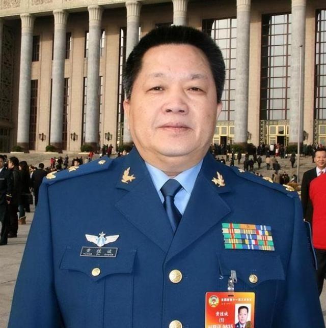 1981年，台湾飞行员黄植诚驾驶着最先进的飞机向大陆投诚，却被后座飞行员察觉，危