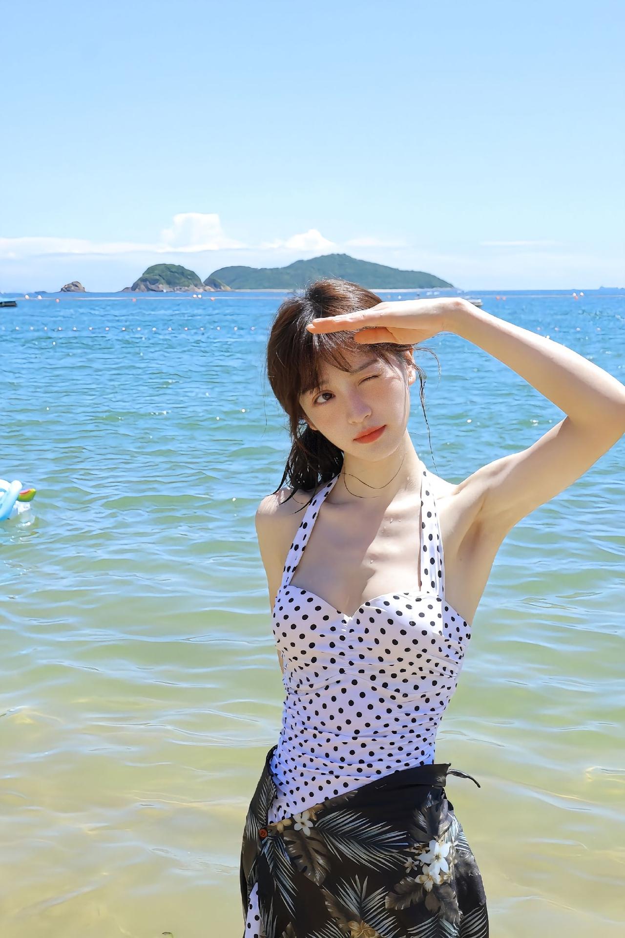 田曦薇
《海的呼吸》
 
风把蓝揉碎在裙摆上
波点泳衣洇开一片白月光
草帽压着半