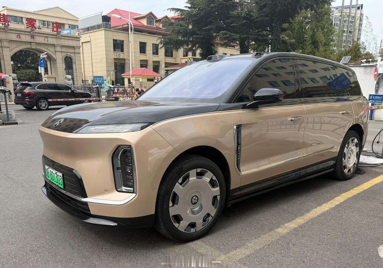 蔚来ES9真大，应该没有男人不喜欢大车吧？ ​