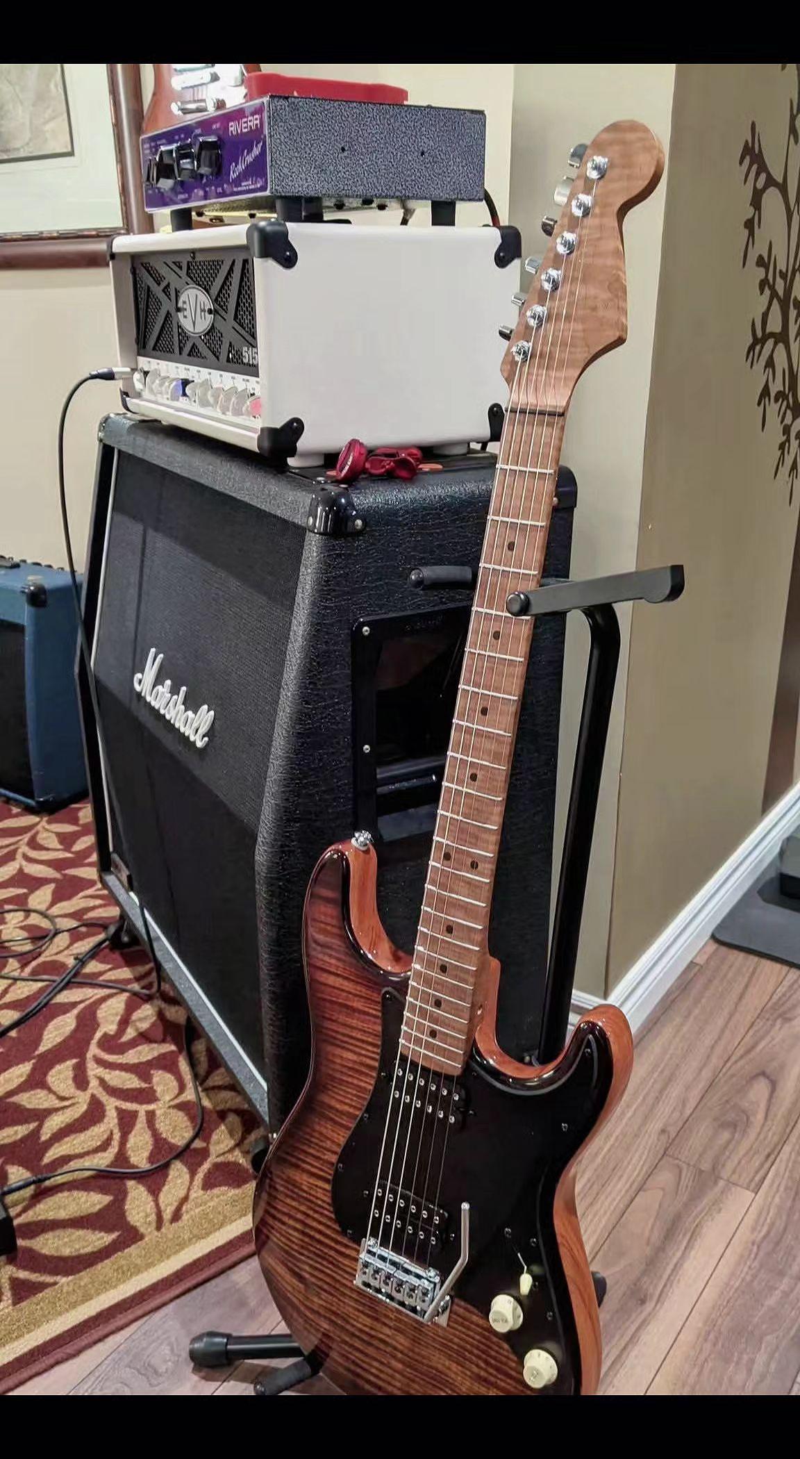 🎸木纹里藏着未唱的和弦，音箱静候过载的灵魂⚡。沉默不是哑剧，是摇滚在深呼吸。