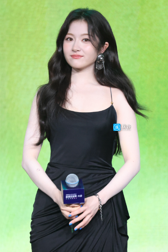 李兰迪好清晰的下颚线李兰迪大波浪黑裙黑吊带裙造型，李兰迪轻熟风太绝了 