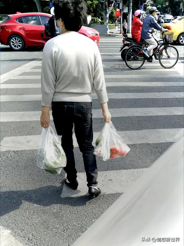 买菜路上的见闻 买菜路上总能遇到各种事儿。昨天在观音阁小学附近，一个30多岁骑电