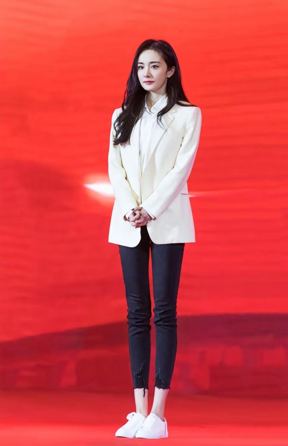 杨幂的身材真绝了，尤其是那双笔直修长的大长腿，和关晓彤比起来丝毫不逊色。39岁的