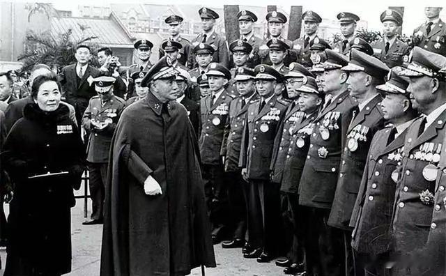 很多人以为1949年蒋介石败退台湾是被解放军"打跑"的仓皇之举，实则不然。早在三