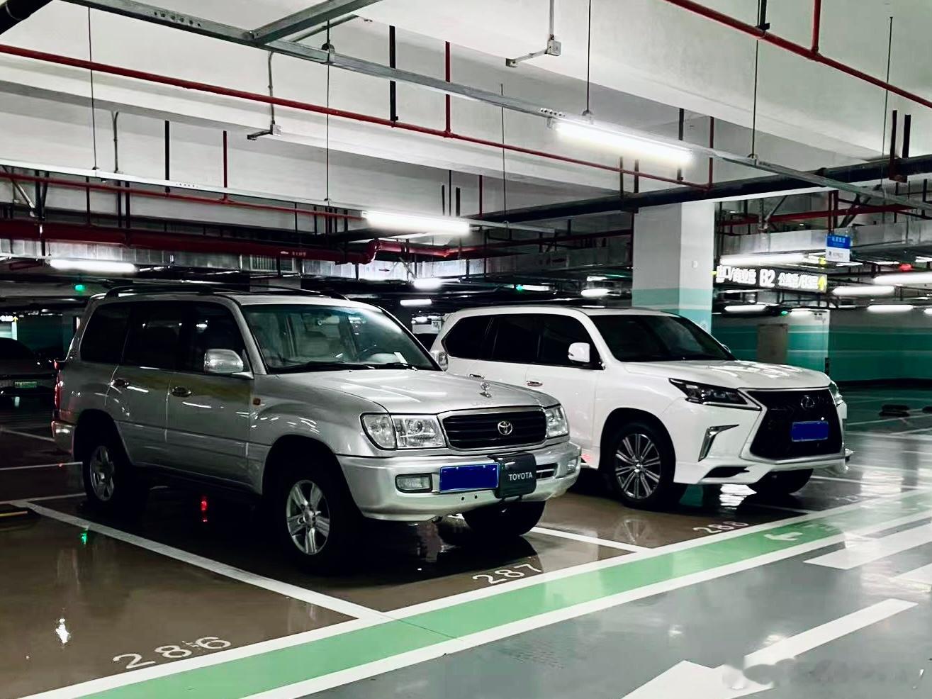 丰田陆地巡洋舰J100前期和凌志LX J200后期，各自不同时代的王者。  ​​