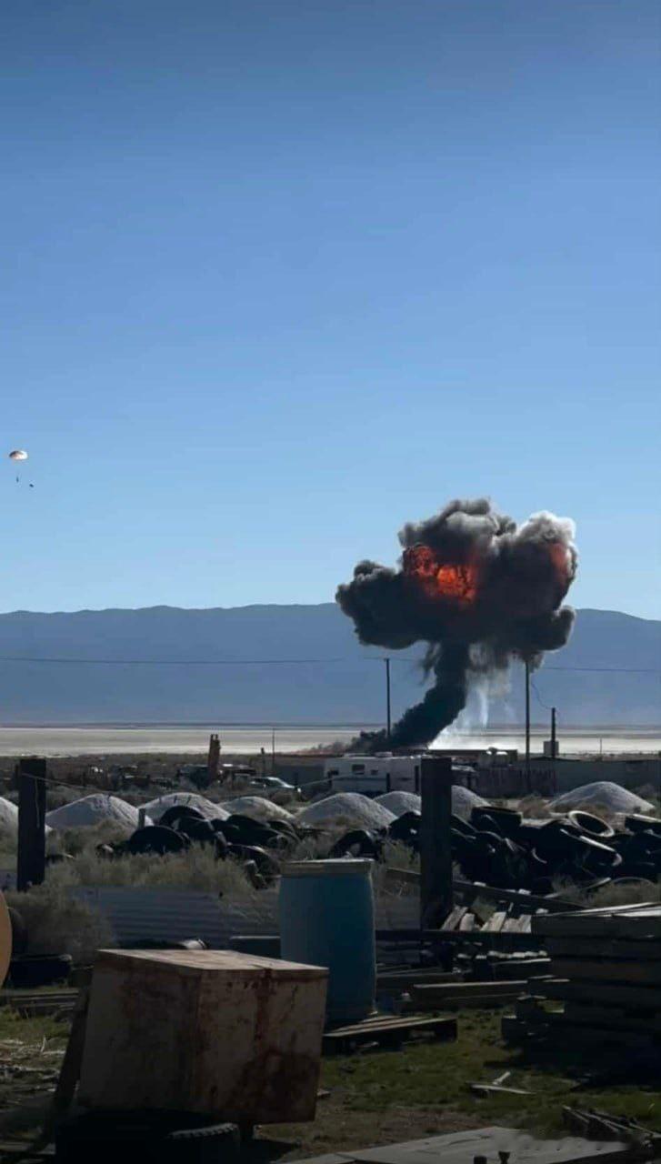 ✈️🇺🇸 一架美国空军战斗机在加州沙漠进行训练飞行时坠毁。

这架隶属于美国