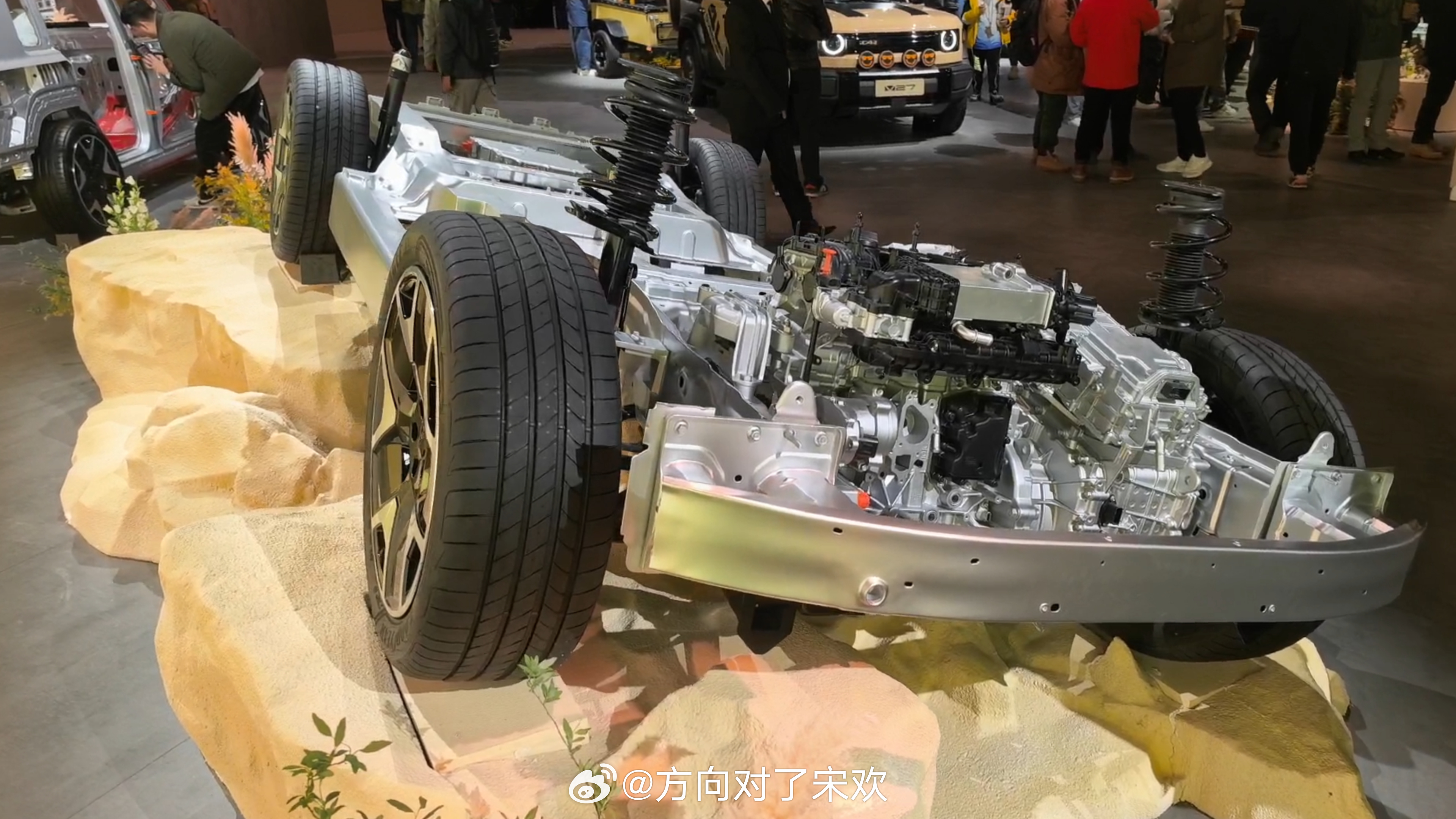 3月13日，iCAR V27正式上市，定位中大型家庭新硬派SUV，共推出3款配置