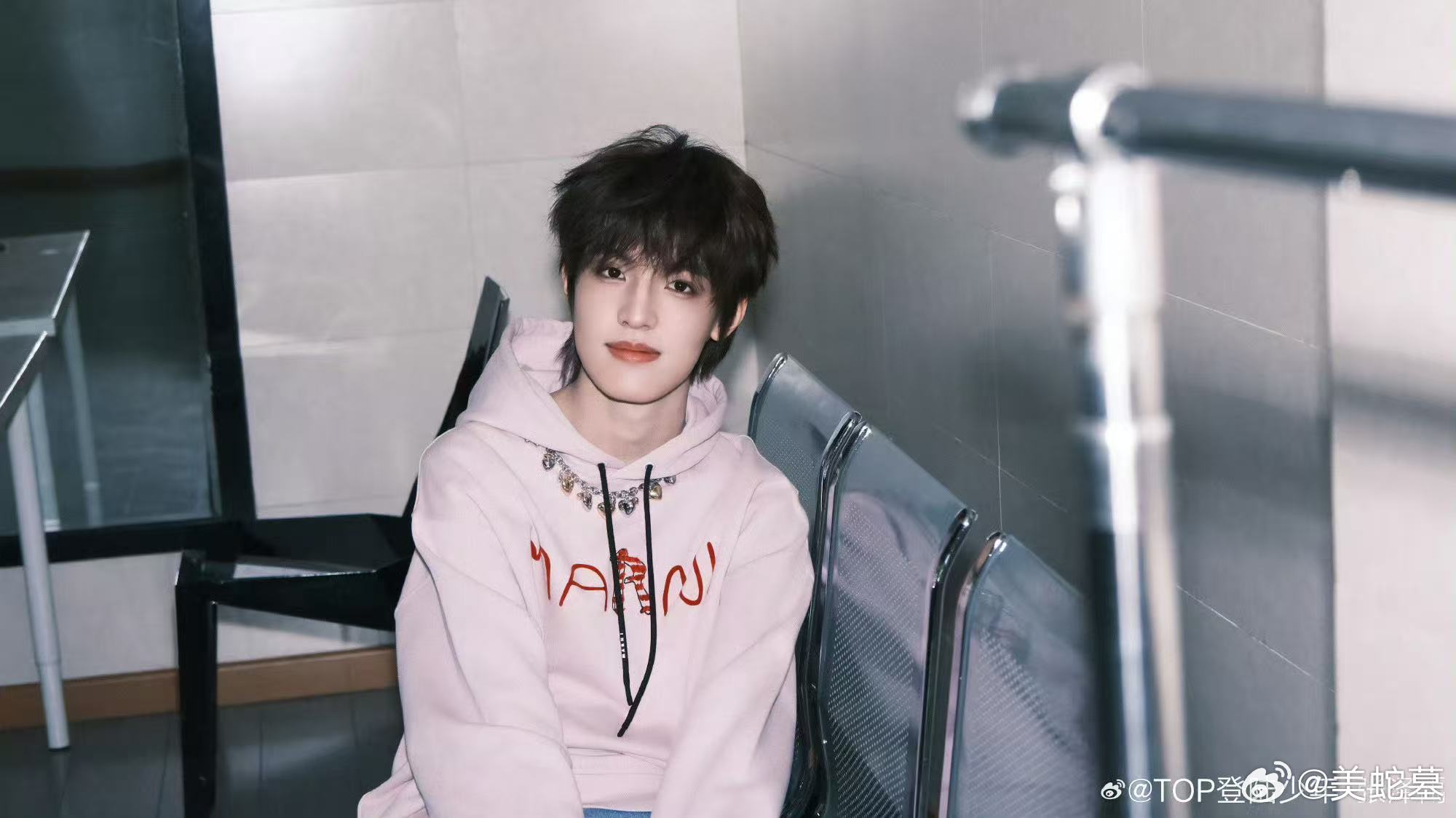 张泽禹2025最具话题人物第二 7930亿关注度见证了他的成长与蜕变！从无人陪伴