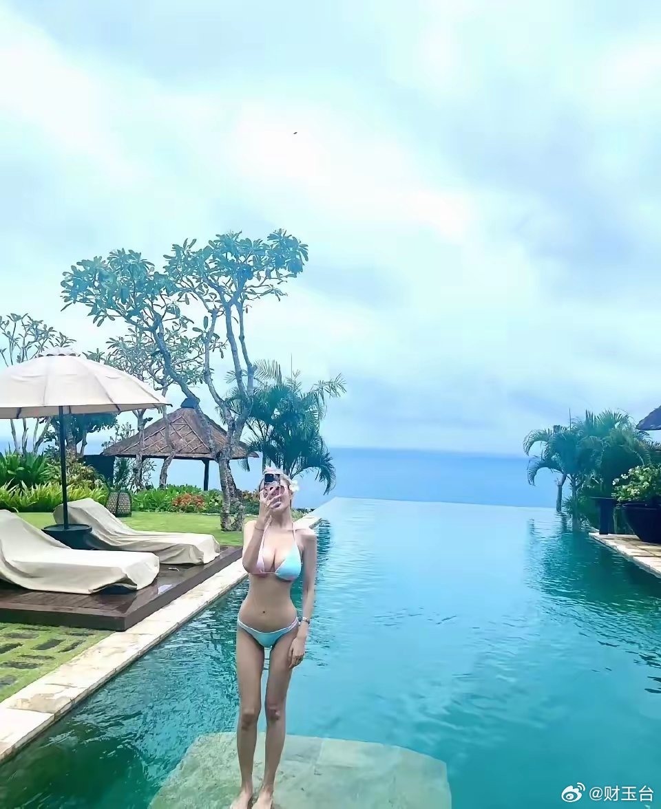 周扬青这组比基尼造型也太绝了！肌肤白到发光，身材线条紧致又饱满，青春靓丽又自信大