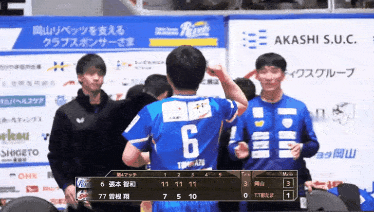 张本宇看着赢球的儿子笑得十分灿烂！
在T联赛打比赛的张本智和，老毛病又犯了，不停