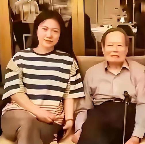 对不起！翁女士，
终究是我肤浅了，
原来他们之间的爱情并不是网上说的那么肤浅和复
