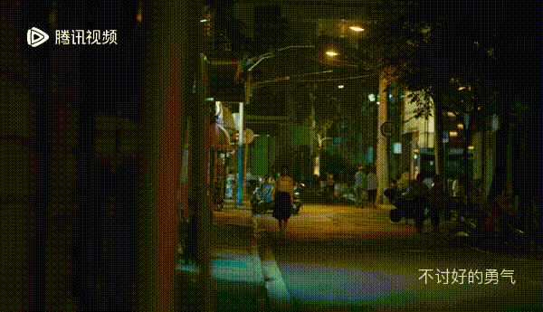 从高分都市剧《不讨好的勇气》中，女主吴秀雅走路时，双腿摆动的姿势看，演员李庚希一