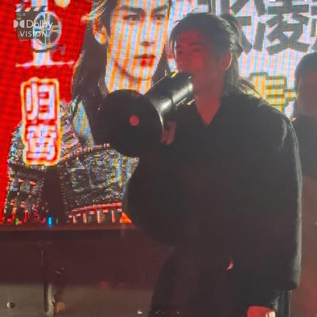 张凌赫杀青现场安慰粉丝张凌赫爸爸记录张凌赫和粉丝互动 天惹天惹，这样的男孩子谁能