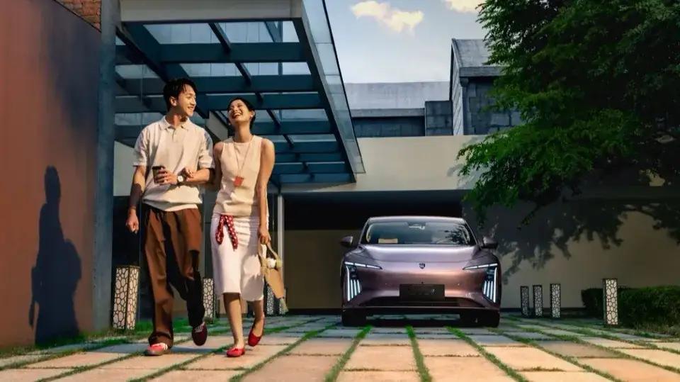 星海S7，点亮生活的光，在车水马龙的城市街道，星海S7宛如灵动的精灵，轻盈穿梭。