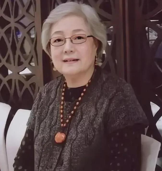 琼瑶是聪明一世，糊涂一时。
 
林婉珍笑到了最后，守着前夫和琼瑶创造的巨额财富，