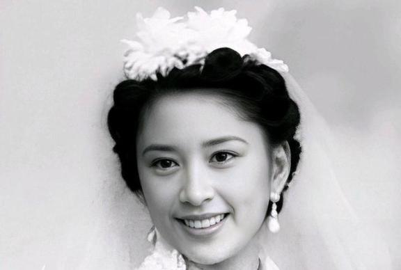 1966年，27岁的胡友松发现生理期没正常来，便问76岁的丈夫李宗仁怎么办。谁料