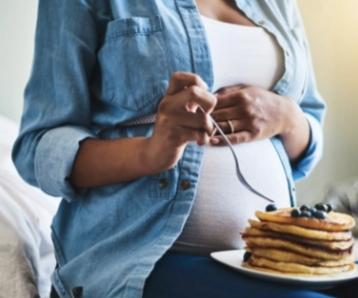 男子下班回到家
看到让人心酸的一幕
妻子抱着孩子在吃饭，家人却吃完饭在那里悠闲的