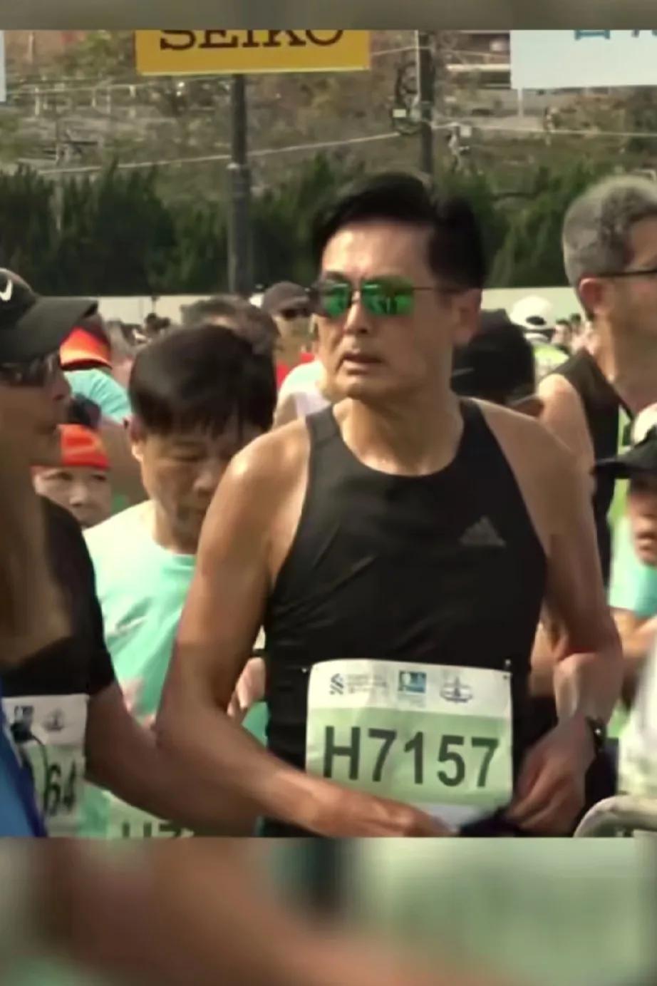 哇噻最关注的点是发哥都快七十的人了
发量怎么那么浓密那么多
羡慕死多少人
七十岁