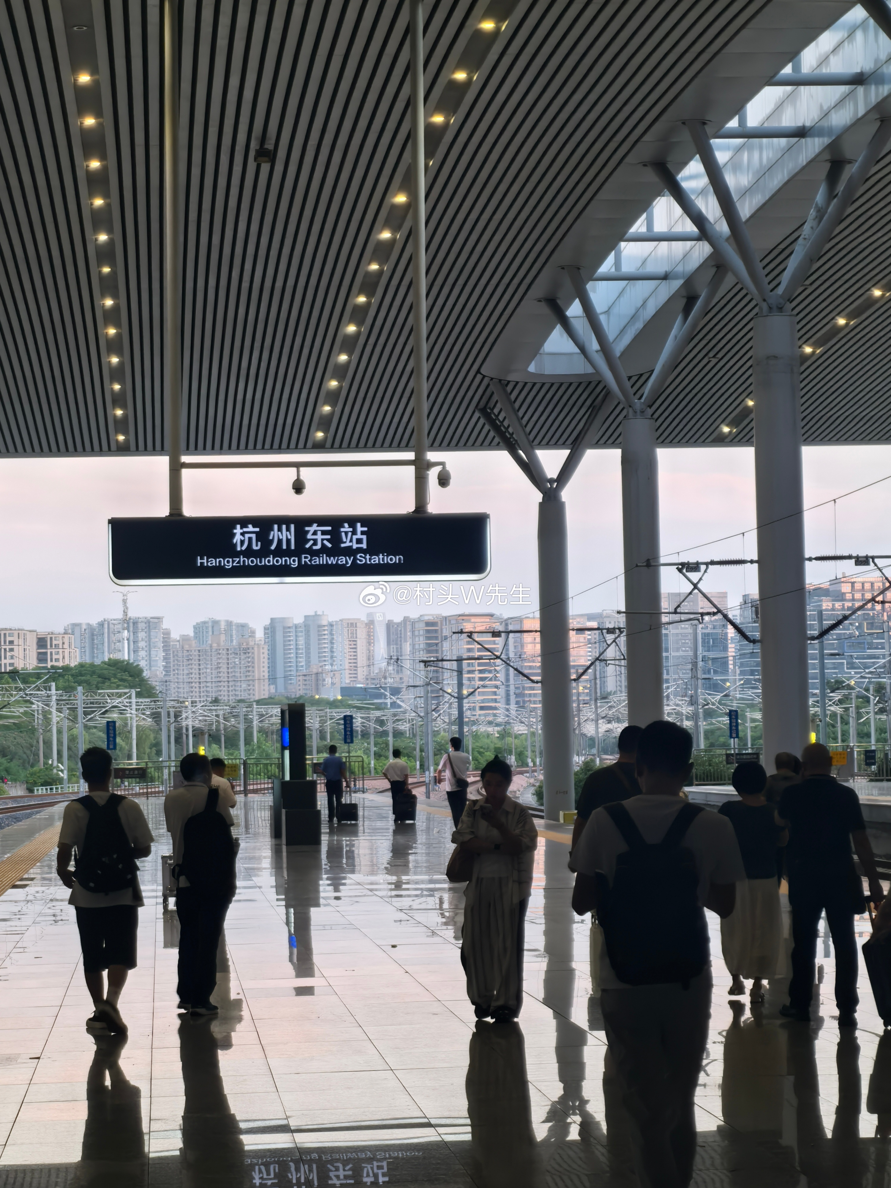 到了南昌，这鬼地方真的是要热死了这么晚了，还33度 