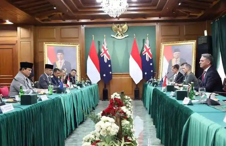 日本防卫大臣近日在与印度方面交流时表示，希望进一步提升日印防务合作水平，称两国应