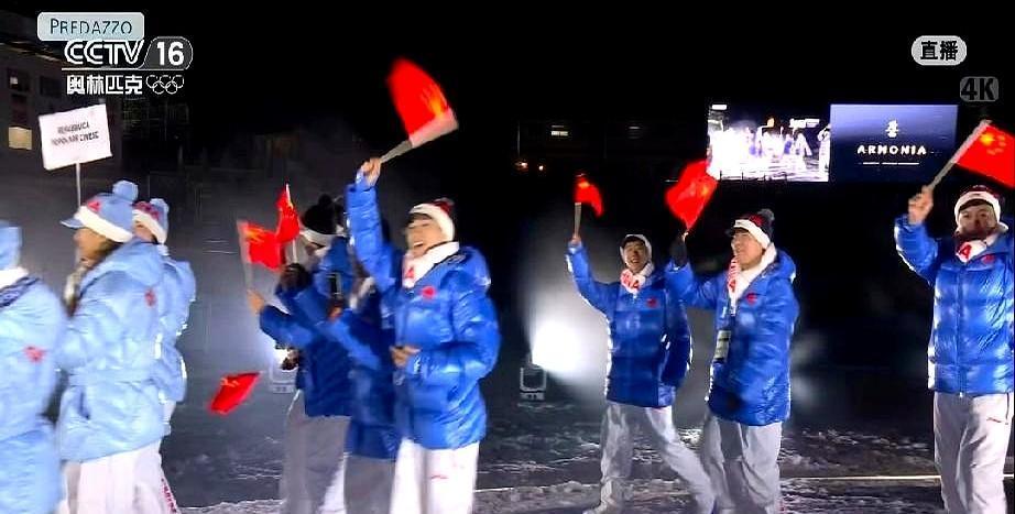 别只盯着中国队的“蓝白配”了，背后的“心机”，才是真正的高手过招。
你以为那只是