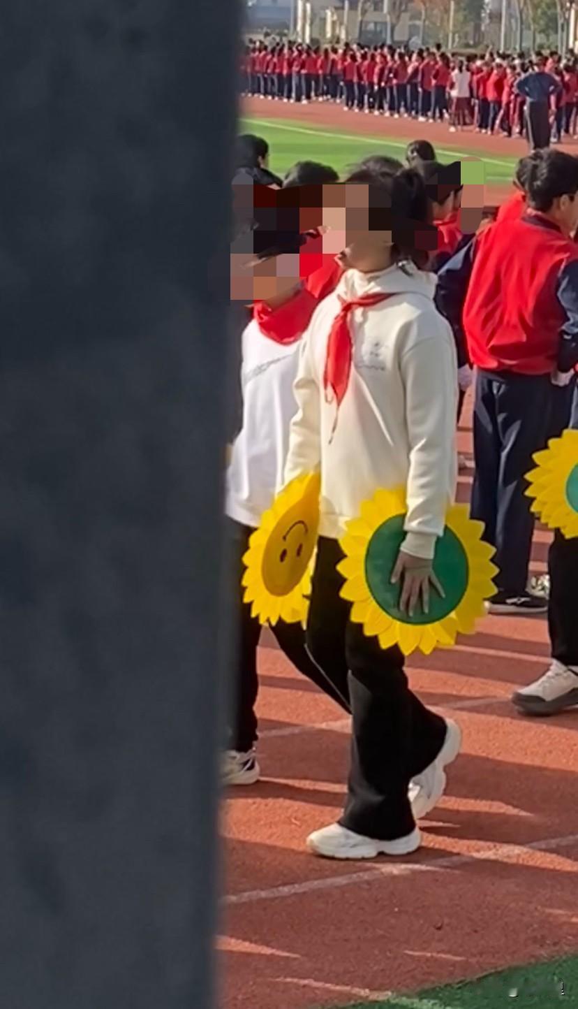 江苏一小学家长，只能在校园外，远远的观看孩子运动会开场仪式。

话说为何孩子运动