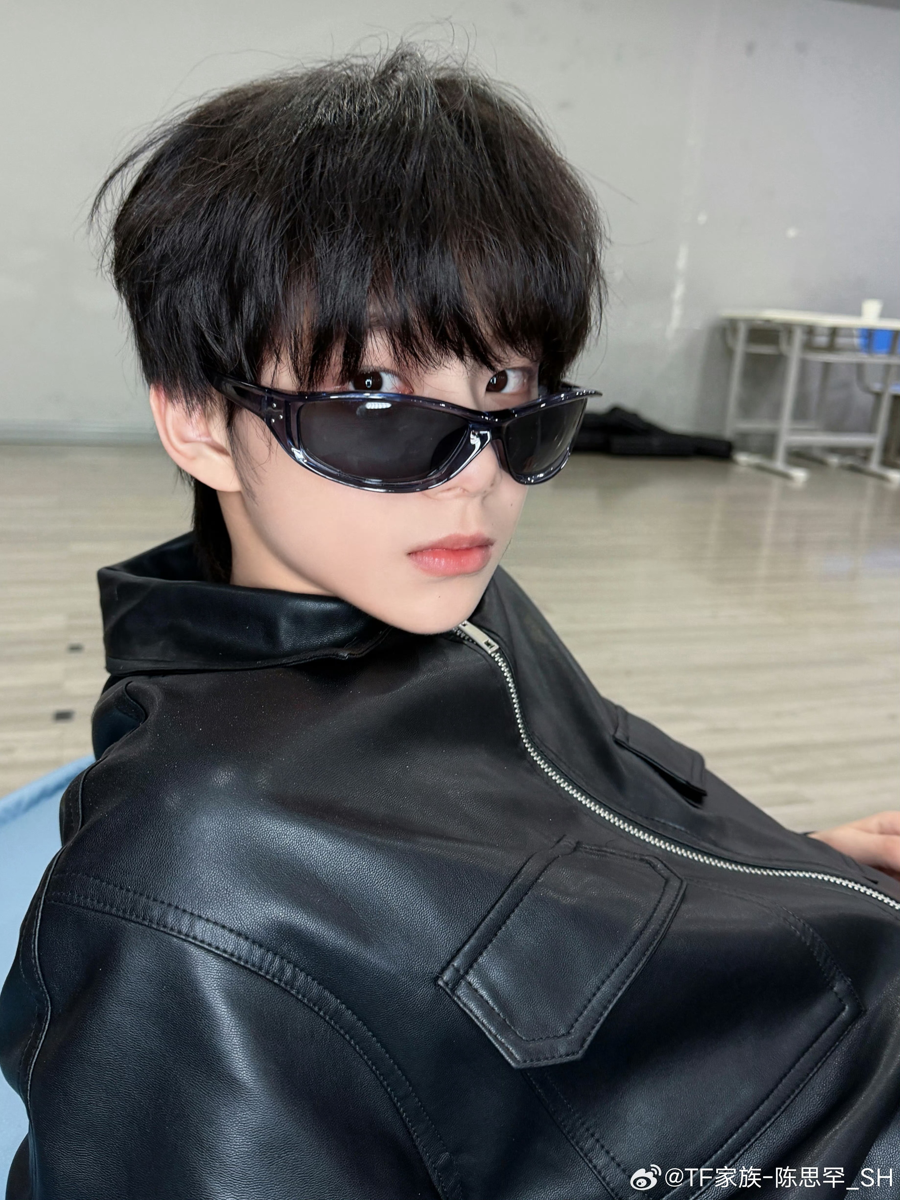 陈思罕皮衣随拍陈思罕黑色皮衣随拍更新📸时尚感拉满戴了三副墨镜🕶️海报大片 陈