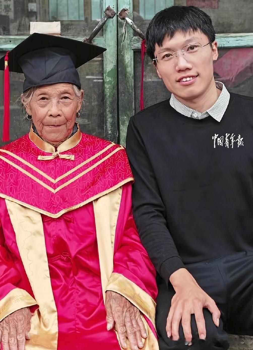 奶奶迎来了这辈子最大的丰收，
奶奶是最合适穿我毕业博士毕业服的人，
陈先生趁着国