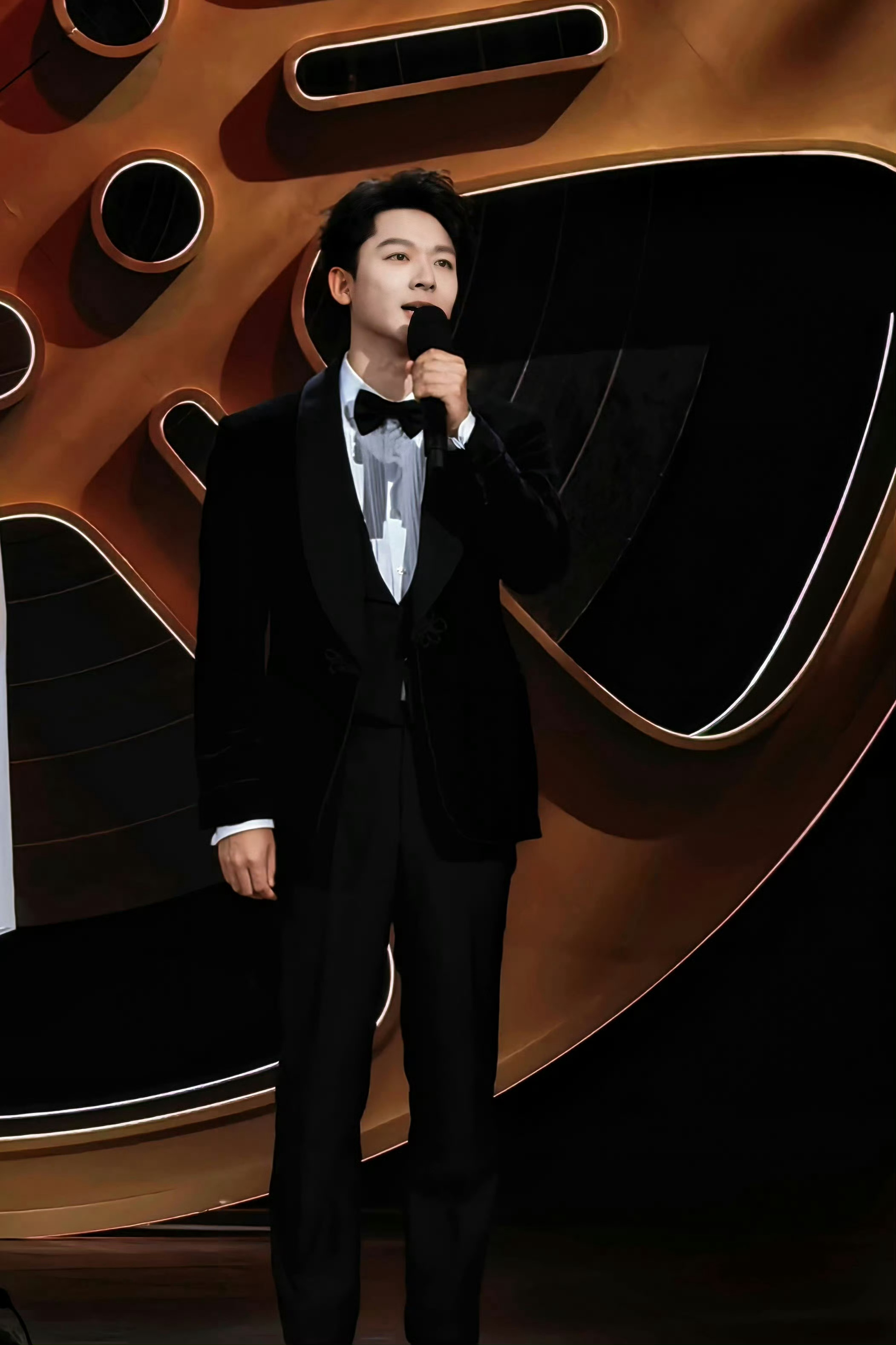 清晨七点多就爬起来给娃张罗早饭！收拾妥当送去体育馆！娃坐班车去文旅学院！和搭子开