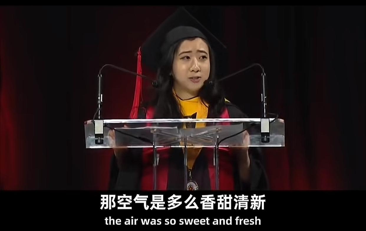 曾因“美国空气香甜”演讲引爆全网的她，今天悄悄回到了昆明。

口罩她还戴着。只是